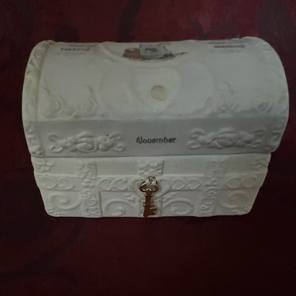 PRECIOUS MOMENTS NOVEMBER JEWELRY BOX Color of Truth Smiling with Generosity and